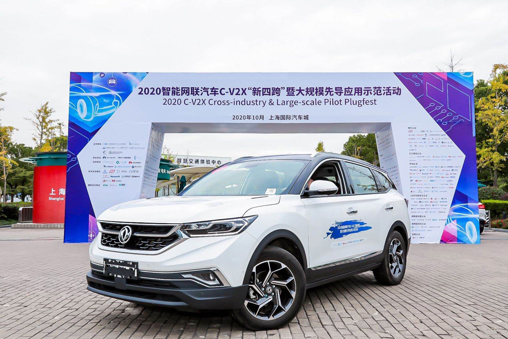 搭載了星河智行V2X車載設(shè)備的測(cè)試汽車東風(fēng)風(fēng)神AX7