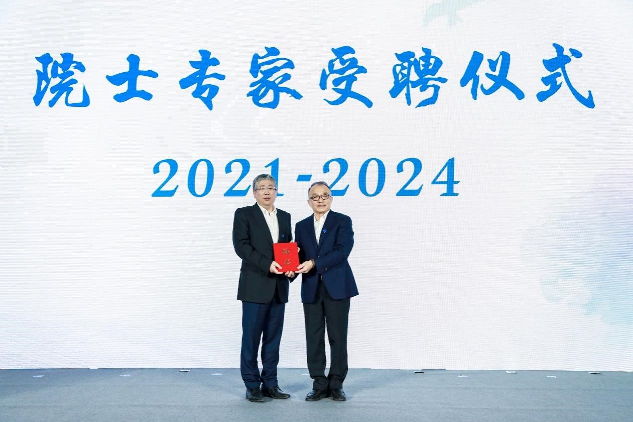 中國移動高同慶副總經(jīng)理為星河亮點首席科學(xué)家、中國工程院院士張平頒發(fā)了聘書